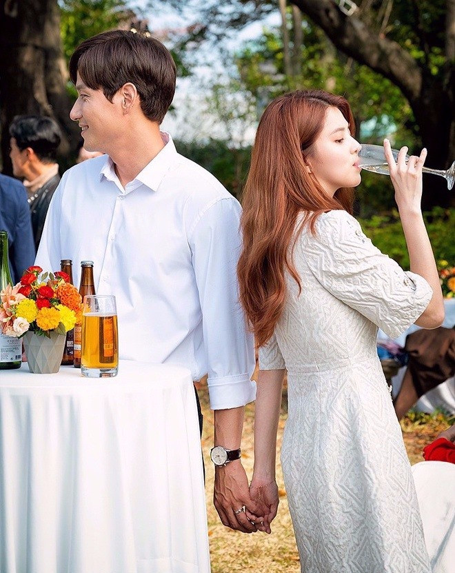 Đầu năm 2020, cô đảm nhận vai “tiểu tam” Yeo Da Kyung trong phim truyền hình đình đám “The World of the Married” (Thế giới hôn nhân) và gây được chú ý lớn nhờ ngoại hình nổi bật. Ảnh: Instagram.