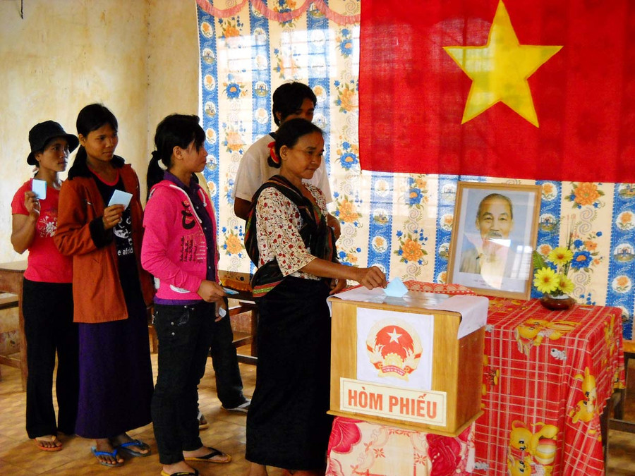  Cử tri vùng dân tộc thiểu số tham gia bỏ phiếu bầu cử Đại biểu Quốc hội và HĐND các cấp nhiệm kỳ 2016-2021. Ảnh: Thanh Nhật