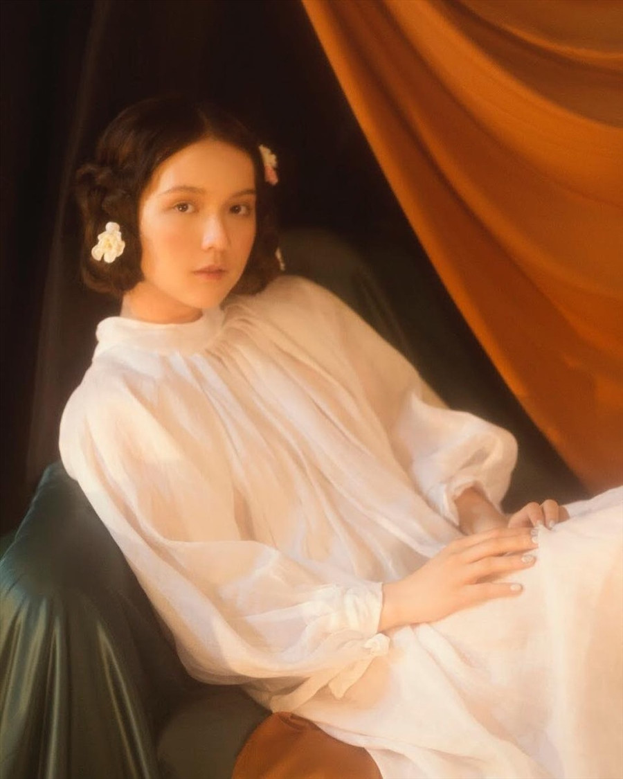 Khi chỉ mới 15 tuổi, Hải Tú đã tham gia cuộc thi về phong cách, thời trang giới trẻ. Cô gây ấn tượng nhờ thân hình mảnh mai, quyến rũ, gương mặt xinh xắn và thần thái đặc biệt. Nét đẹp của Hải Tú vừa hiện đại, cá tính lại có chút dịu dàng. Có lẽ đó là lý do cô nhận được sự chú ý đặc biệt của Sơn Tùng M-TP. Ảnh: NV.