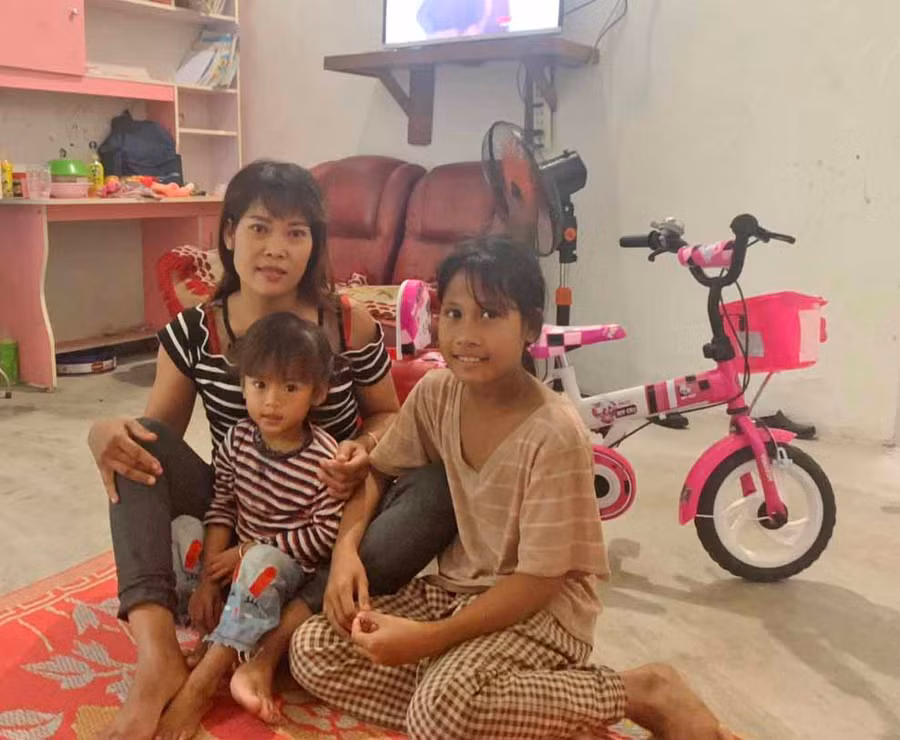 3 mẹ con chị Ksor H' Nháp (tổ 4, phường Cheo Reo) vui mừng ổn định cuộc sống trong ngôi nhà Đại đoàn kết. Ảnh: Vũ Chi