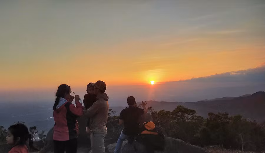 Hoàng hôn trên đỉnh Chư Nâm. Những giây phút sống chậm với thiên nhiên của các gia đình. Ảnh NVCC