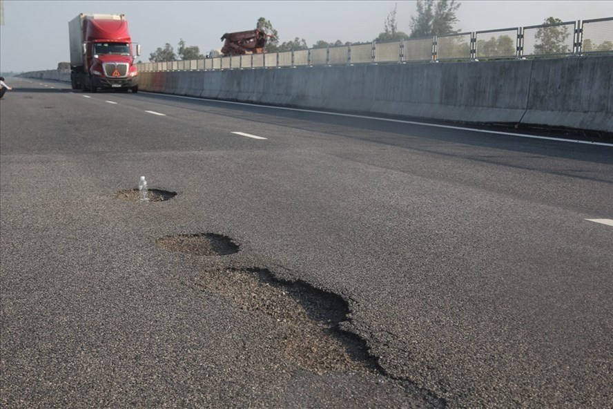 Hư hỏng trên mặt đường cao tốc thuộc dự án cao tốc Đà Nẵng - Quảng Ngãi. Ảnh: Hữu Long