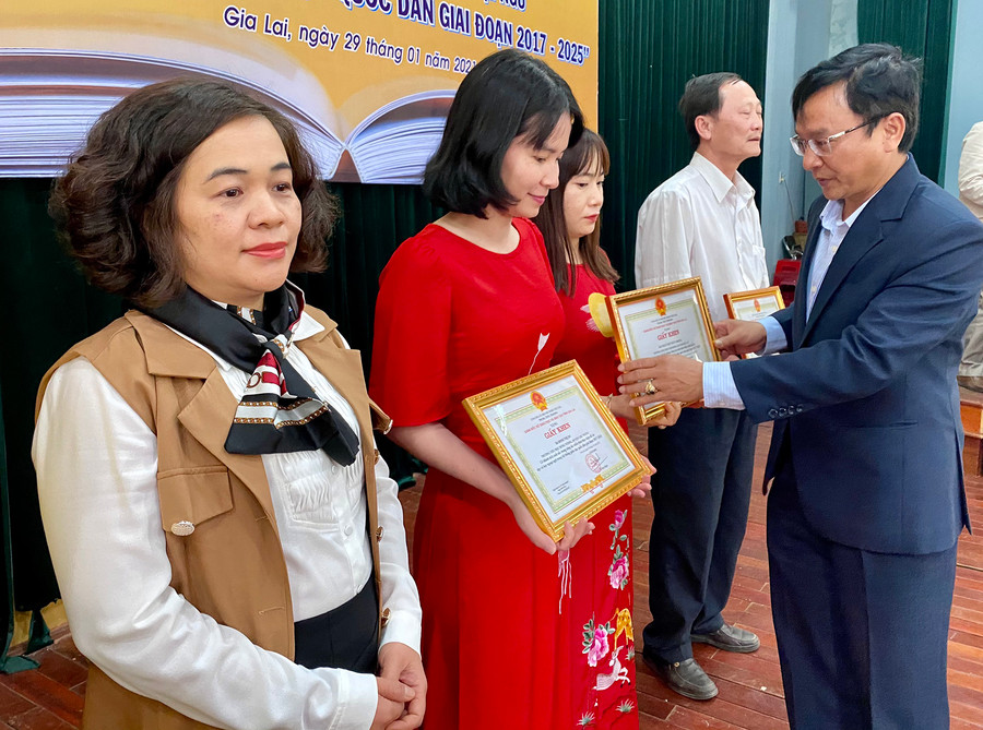 Khen thưởng cho các cá nhân có thành tích xuất sắc trong công tác triển khai thực hiện Đề án giai đoạn 2017-2020. Ảnh: Hồng Thi