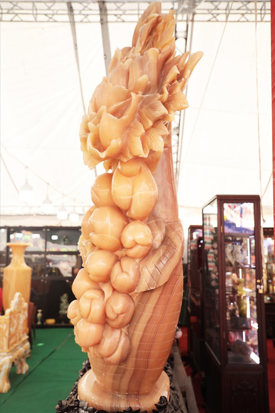 Các chi tiết trên Giỏ hoa này được chế tác tỉ mỉ. Giỏ hoa còn thể hiện nhiều mong muốn của chủ nhân với một cuộc sống giàu sang, no đủ, công việc thuận buồm xuôi gió.