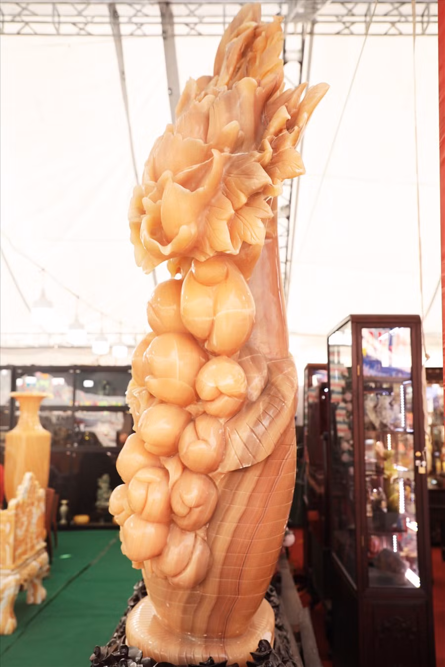 Các chi tiết trên Giỏ hoa này được chế tác tỉ mỉ. Giỏ hoa còn thể hiện nhiều mong muốn của chủ nhân với một cuộc sống giàu sang, no đủ, công việc thuận buồm xuôi gió.