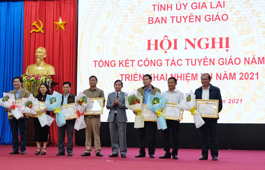 Khen thưởng các tập thể, cá nhân có thành tích xuất sắc trong công tác tuyên giáo năm 2020. Ảnh: Hoàng Ngọc Khen thưởng các tập thể, cá nhân có thành tích xuất sắc trong công tác tuyên giáo 2020. Ảnh: Hoàng Ngọc