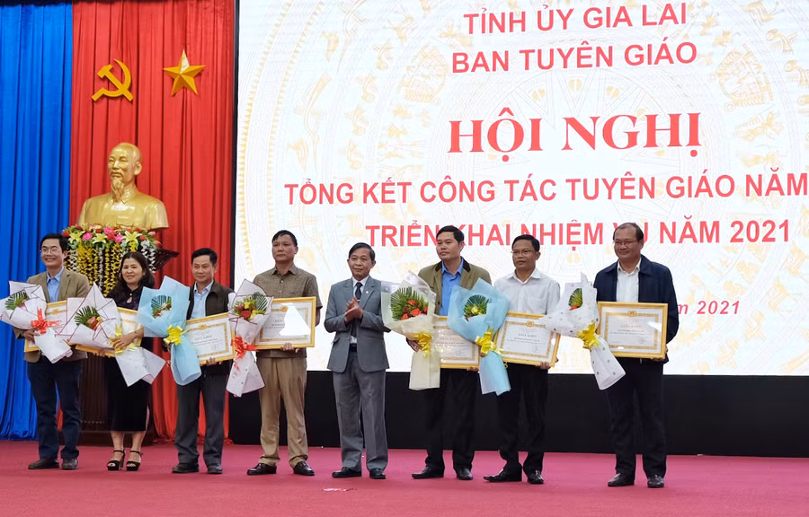  Khen thưởng các tập thể, cá nhân có thành tích xuất sắc trong công tác tuyên giáo 2020. Ảnh: Hoàng Ngọc