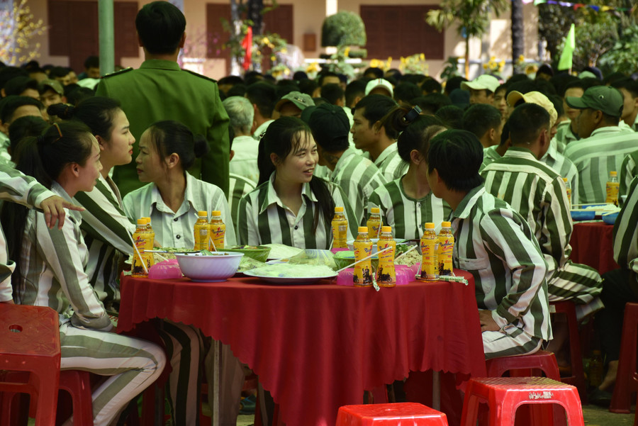 “Bữa cơm là tấm lòng của cán bộ quản giáo, vừa là để động viên phạm nhân tiếp tục phấn đấu trong cải tạo, lao động để được giảm án, sớm trở về với gia đình, xã hội”, Trung tá Đinh Văn Chinh-Trưởng phân trại số 4 (Trại giam Gia Trung) cho biết. (ảnh 6)