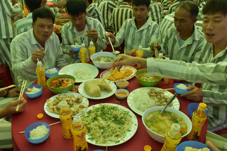 Các phạm nhân quây quần bên mâm cơm Tất niên, như một gia đình, cùng nhau trò chuyện vui vẻ để khuây đi nỗi nhớ người thân trong dịp Tết cổ truyền của dân tộc. (ảnh 7)