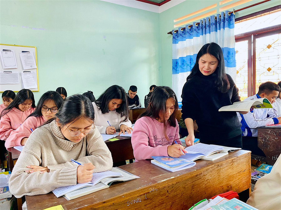 Một tiết ôn tập môn Ngữ văn tại Trường Phổ thông Dân tộc Nội trú tỉnh. Ảnh: Hồng Thi