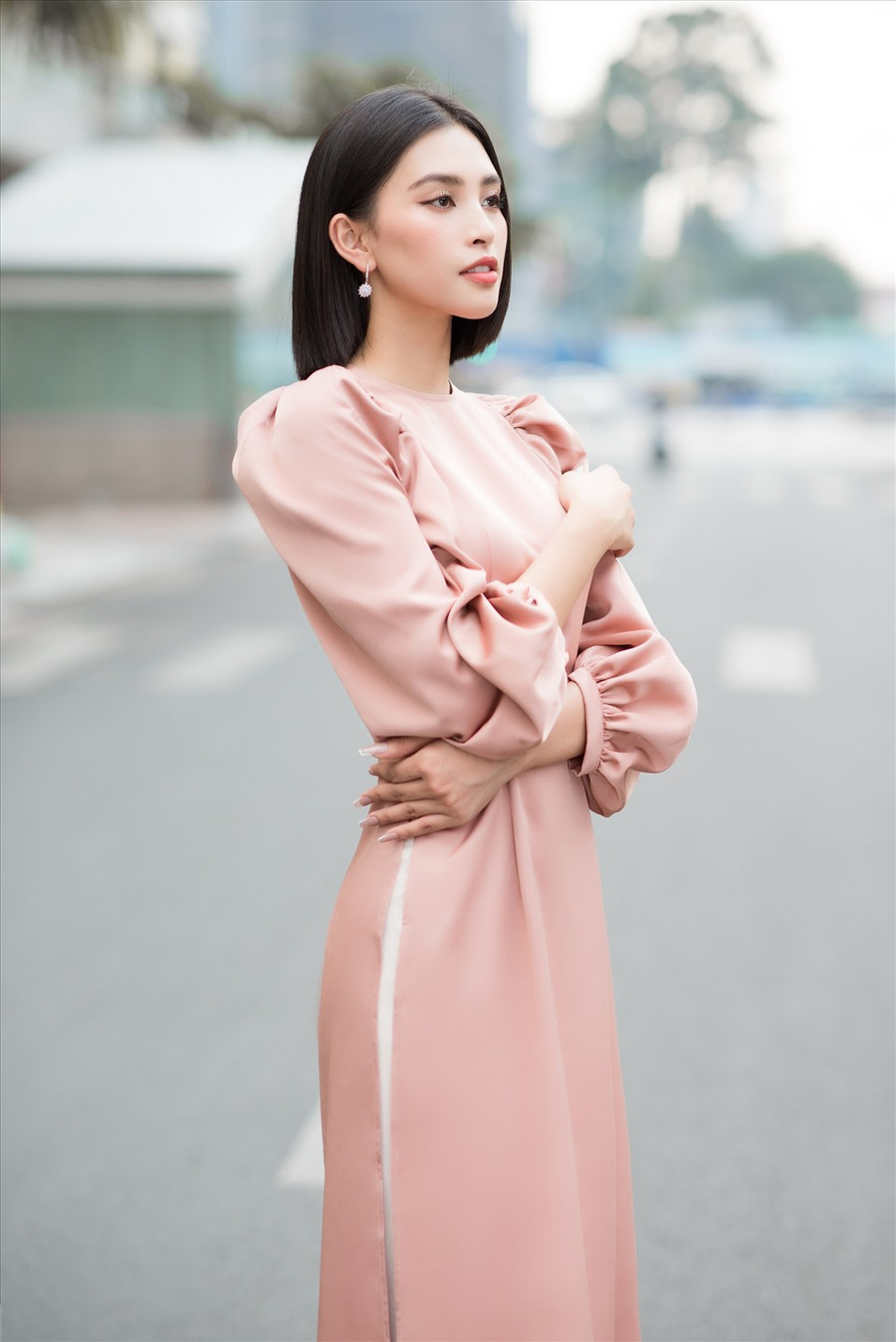 Xuất hiện trong bộ ảnh này, Hoa hậu Tiểu Vy lạ lẫm khi vừa cắt phăng mái tóc dài quen thuộc. Ảnh: Quang Đức.