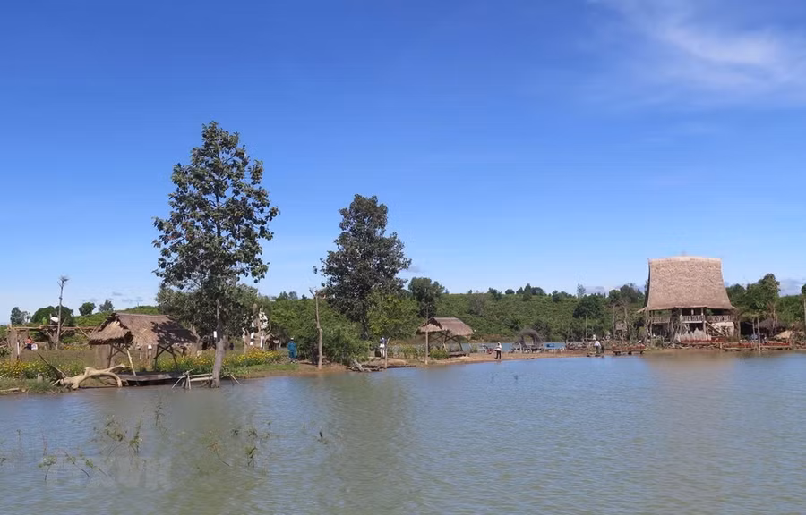 Làng du lịch cộng đồng Kon Trang Long Loi. (Ảnh: Dư Toán/TTXVN)