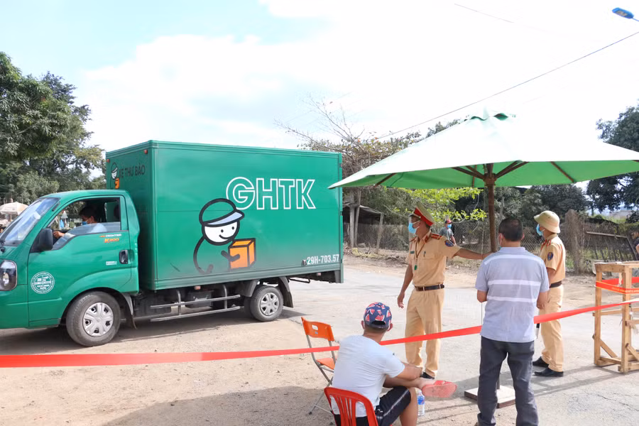 Các loại phương tiện không được ra khỏi thị xã. Ảnh: Quang Tấn Các loại phương tiện không được ra khỏi thị xã. Ảnh: Quang Tấn