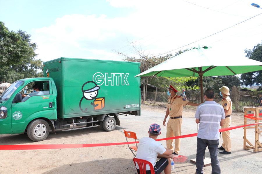 Các loại phương tiện không được ra khỏi thị xã. Ảnh: Quang Tấn Các loại phương tiện không được ra khỏi thị xã. Ảnh: Quang Tấn