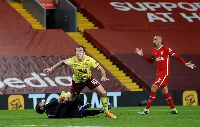 Thủ môn Alisson phạm lỗi với Barnes