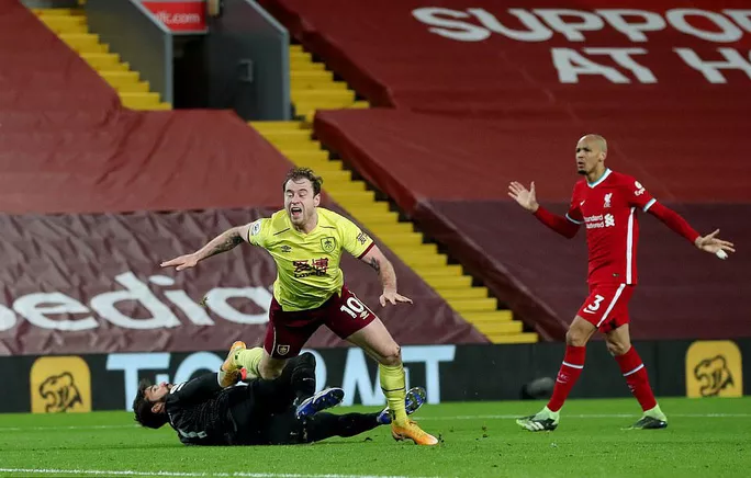 Thủ môn Alisson phạm lỗi với Barnes