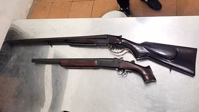 Lực lượng chức năng thu giữ 2 khẩu súng tại sới bạc của Hải 