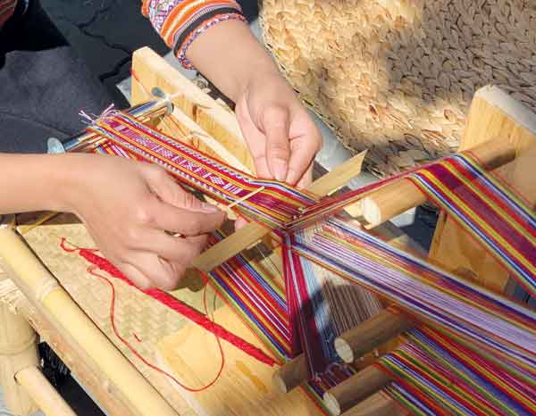 Hoa văn là điểm nhấn đặc biệt trên mỗi sản phẩm của Thông Bahnar Brocade. Ảnh: Phương Linh