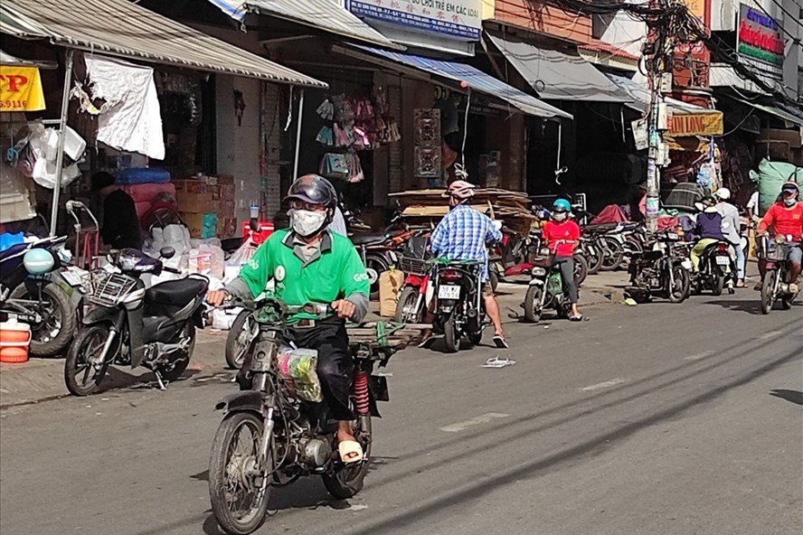 Hàng triệu xe máy cũ nát vẫn lưu hành, nhưng chưa hề có quy định kiểm soát khí thải xe máy. Ảnh: Nguyễn Huy
