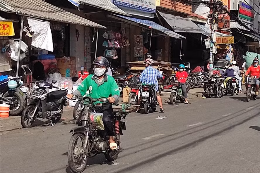 Hàng triệu xe máy cũ nát vẫn lưu hành, nhưng chưa hề có quy định kiểm soát khí thải xe máy. Ảnh: Nguyễn Huy
