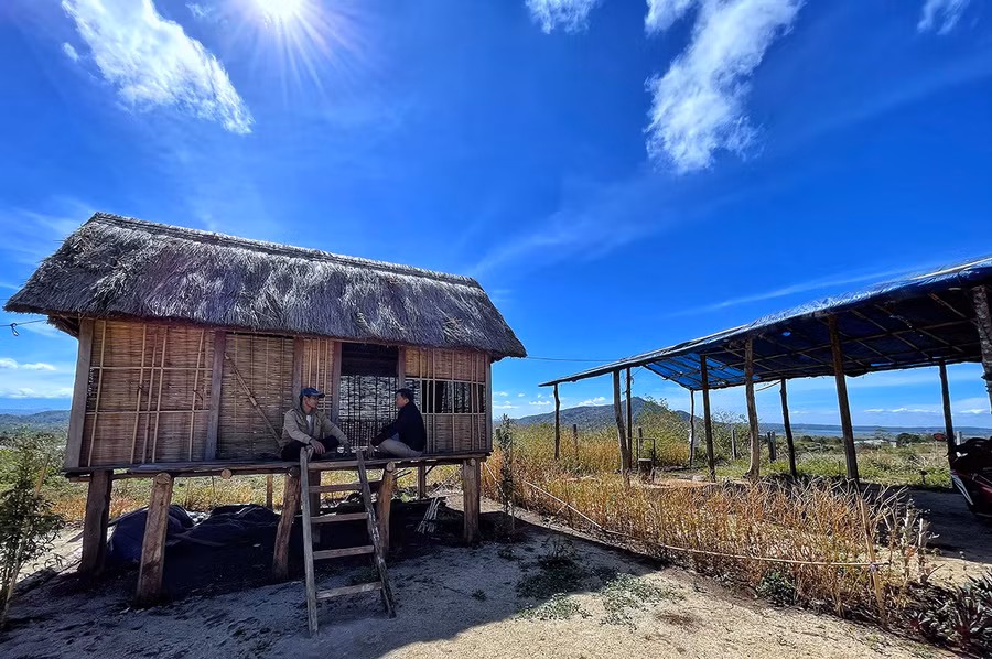  Anh Hmưn (làng Kó, xã Chư Đang Ya, huyện Chư Păh) dựng 2 ngôi nhà sàn trên mảnh đất của gia đình để phục vụ du khách. Ảnh: Hoàng Ngọc