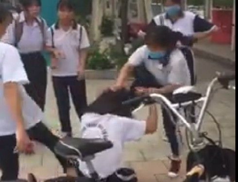 Một nữ sinh ở Bình Dương bị đánh, nhiều bạn học không can ngăn - Ảnh cắt từ clip Một nữ sinh ở Bình Dương bị đánh, nhiều bạn học không can ngăn - Ảnh cắt từ clip
