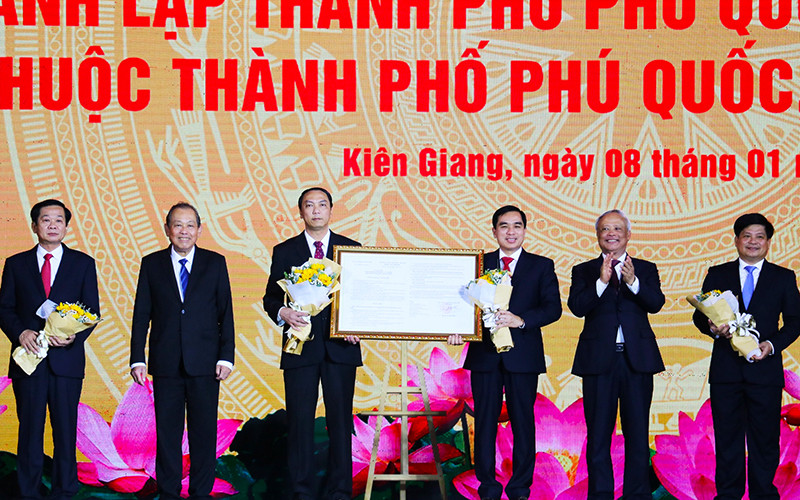 Lãnh đạo Đảng và Nhà nước trao Nghị quyết của Ủy ban Thường vụ Quốc hội về thành lập TP. Phú Quốc cho lãnh đạo TP Phú Quốc và lãnh đạo tỉnh Kiên Giang. Lãnh đạo Đảng và Nhà nước trao Nghị quyết của Ủy ban Thường vụ Quốc hội về thành lập TP. Phú Quốc cho lãnh đạo TP Phú Quốc và lãnh đạo tỉnh Kiên Giang.