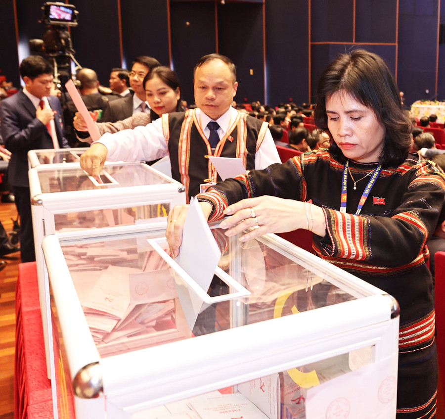 Đoàn đại biểu Đảng bộ tỉnh Gia Lai bỏ phiếu bầu Ban Chấp hành Trung ương Đảng khóa XIII. Ảnh: Phương Dung