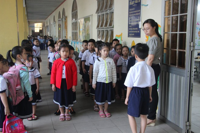 Học sinh lớp 1 tại Trường tiểu học Lê Văn Thọ (Q.Gò Vấp, TP.HCM) đi học vào thứ bảy do không học 2 buổi/ngày theo quy định - ẢNH: NGUYỄN LOAN Học sinh lớp 1 tại Trường tiểu học Lê Văn Thọ (Q.Gò Vấp, TP.HCM) đi học vào thứ bảy do không học 2 buổi/ngày theo quy định - ẢNH: NGUYỄN LOAN