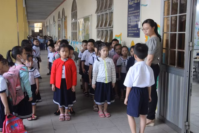 Học sinh lớp 1 tại Trường tiểu học Lê Văn Thọ (Q.Gò Vấp, TP.HCM) đi học vào thứ bảy do không học 2 buổi/ngày theo quy định - ẢNH: NGUYỄN LOAN