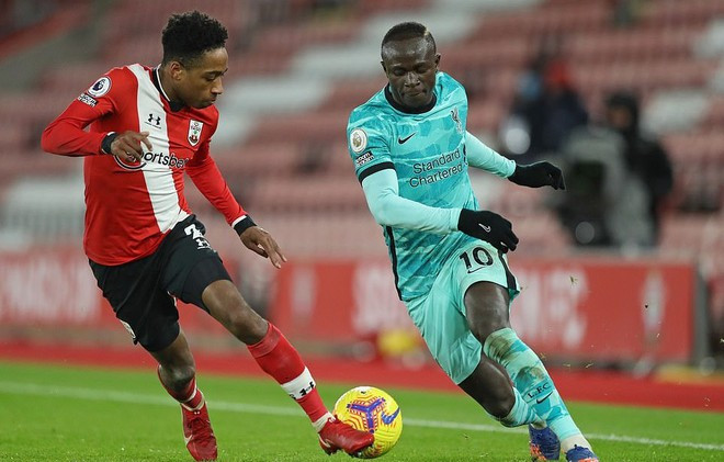 Đội đương kim vô địch Liverpool (phải) đang chịu sức ép trước kình địch lâu năm M.U. Ảnh: AFP