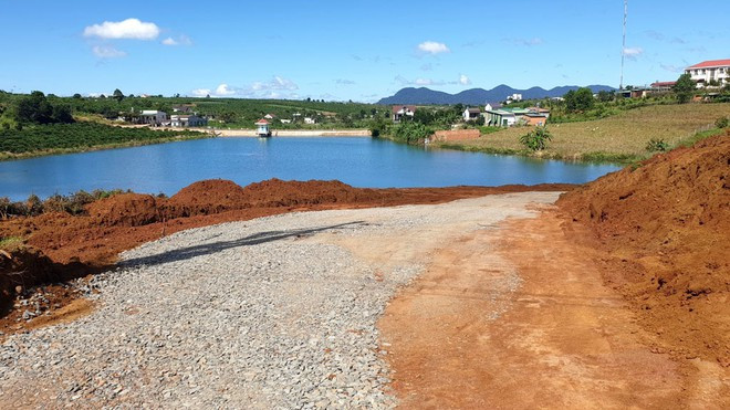 Một khu vực san gạt phân lô đất nông nghiệp trên địa bàn thôn 11 (xã Đam B’ri, TP.Bảo Lộc) nằm cạnh một hồ thủy lợi không được che chắn gây nguy hiểm cho trẻ nhỏ ẢNH: TRÙNG DƯƠNG