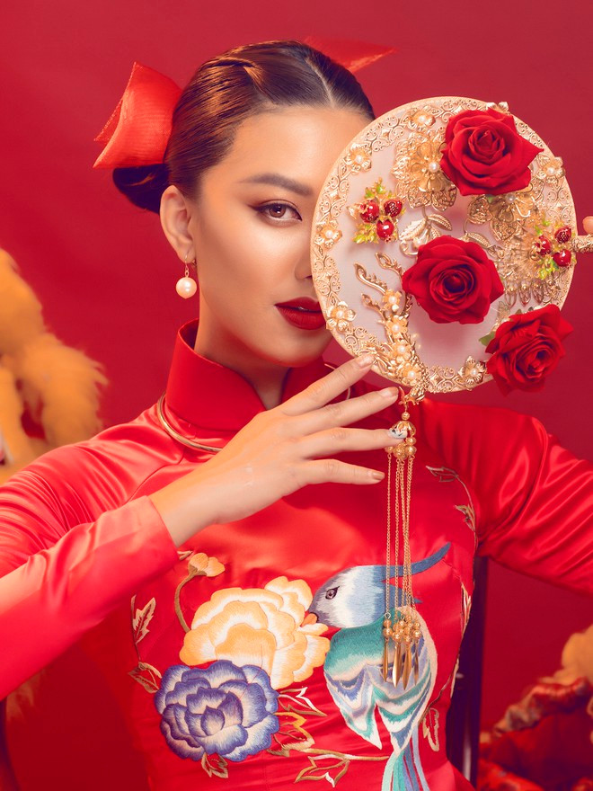 Hồi tháng 5, Kim Duyên từng gây bất ngờ vì tăng hơn 10kg trong thời gian giãn cách xã hội tránh dịch Covid-19. Để có thể thực hiện bộ ảnh này, cô tích cực giảm cân và hiện giảm được 6kg ẢNH: DI DƯƠNG