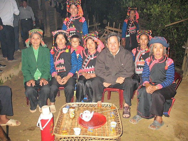 Thầy giáo Nguyễn Văn Bôn với dân bản Mù Cả, Mường Tè, năm 2012. Ảnh: NVCC