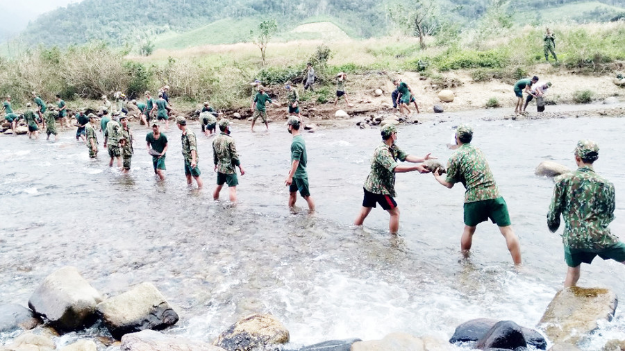 Cán bộ, chiến sĩ Tiểu đoàn 2 (Trung đoàn 1, Sư đoàn 2) giúp người dân xã Kon Pne đắp kè đập dân sinh dẫn nước. Ảnh: Minh Nguyễn Cán bộ, chiến sĩ Tiểu đoàn 2 (Trung đoàn 1, Sư đoàn 2) giúp dân xã Kon Pne đắp kè đập dân sinh dẫn nước, nạo vét mương nội đồng. Ảnh: Minh Nguyễn