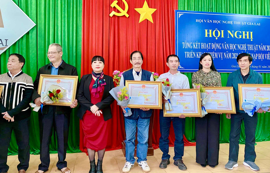 Các hội viên được tặng bằng khen của Chủ tịch UBND tỉnh vì đã đạt thành tích cao trong hoạt động sáng tạo văn học nghệ thuật năm 2018 và 2019. Ảnh: Phương Duyên Các hội viên được tặng bằng khen của Chủ tịch UBND tỉnh vì đã đạt thành tích cao trong hoạt động sáng tạo nghệ thuật năm 2018 và 2019. Ảnh: Phương Duyên
