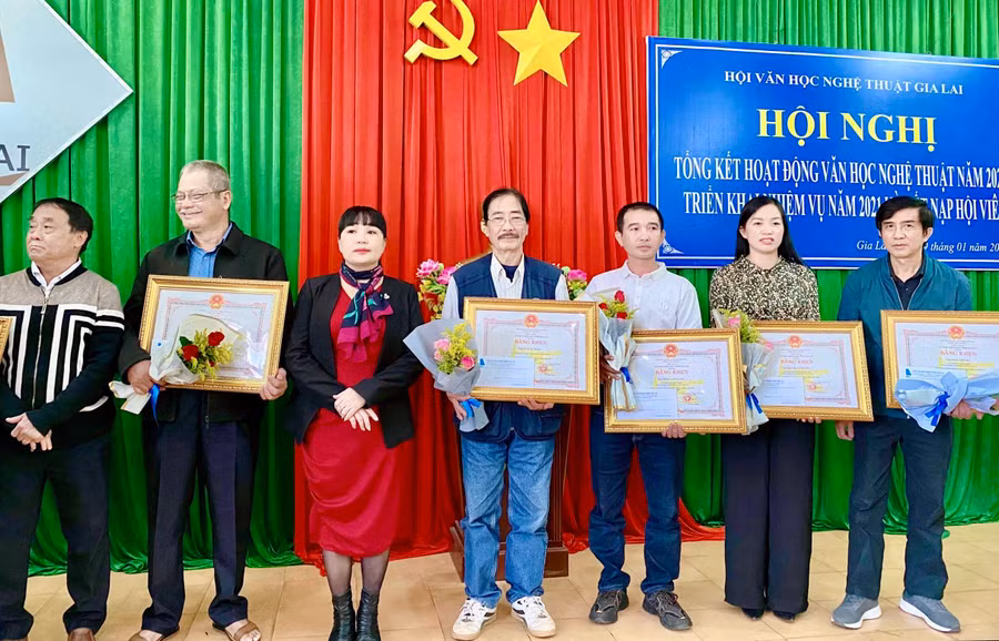 Các hội viên được tặng bằng khen của Chủ tịch UBND tỉnh vì đã đạt thành tích cao trong hoạt động sáng tạo nghệ thuật năm 2018 và 2019. Ảnh: Phương Duyên