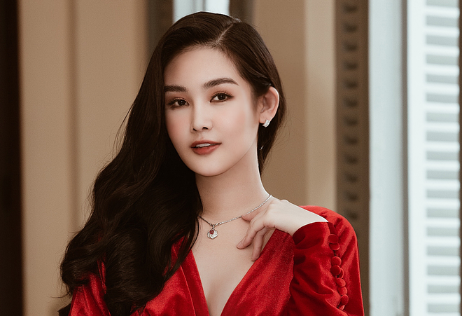 Tham gia show thời trang của hai nhà thiết kế Vũ Ngọc và Son, Lê Âu Ngân Anh gây ấn tượng với chiếc đầm màu đỏ gợi cảm ẢNH: NVCC