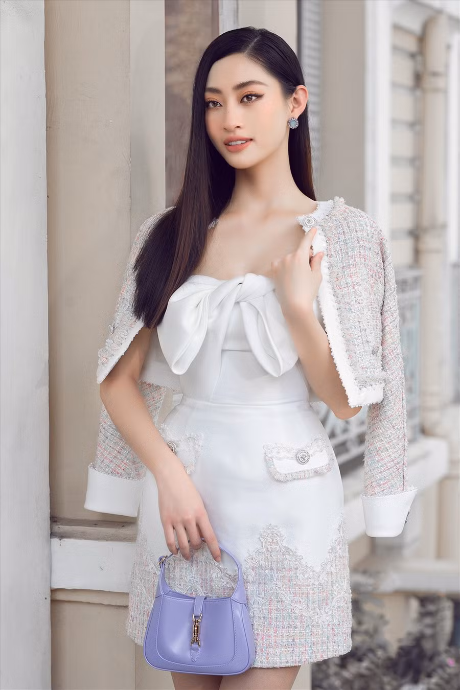 Kết hợp cùng NTK Đỗ Long, Hoa hậu Lương Thùy Linh hóa quý cô yêu kiều đón chào năm 2021 với 6 gam màu tươi mới.