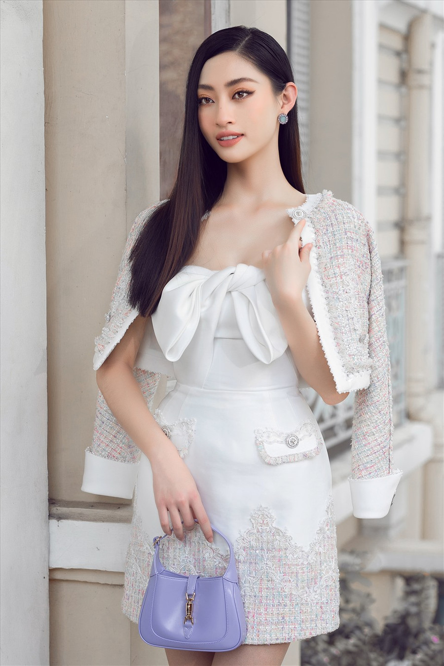 Kết hợp cùng NTK Đỗ Long, Hoa hậu Lương Thùy Linh hóa quý cô yêu kiều đón chào năm 2021 với 6 gam màu tươi mới.