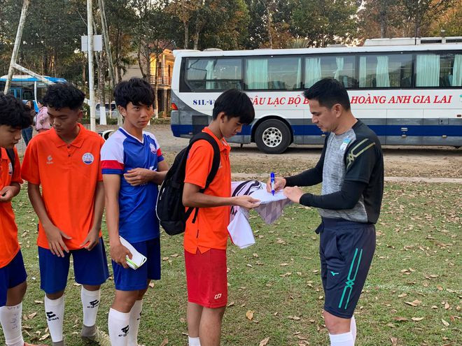 Kiatisak giao lưu, truyền cảm hứng cho các cầu thủ trẻ. Ảnh: FBNV