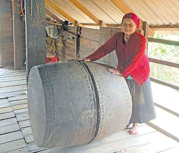 Bà Rơ Mah H’Đinh (làng Plei Ksing, xã Ia Piar, huyện Phú Thiện) bên chiếc trống hơn 100 tuổi của gia đình. Ảnh: Hồng Thương