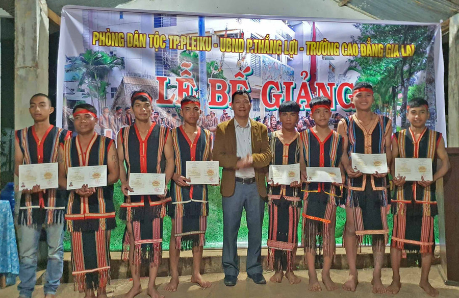 Các học viên thuộc làng Chúet 2 (phường Thắng Lợi) được trao giấy chứng nhận sau khi hoàn thành lớp truyền dạy cồng chiêng