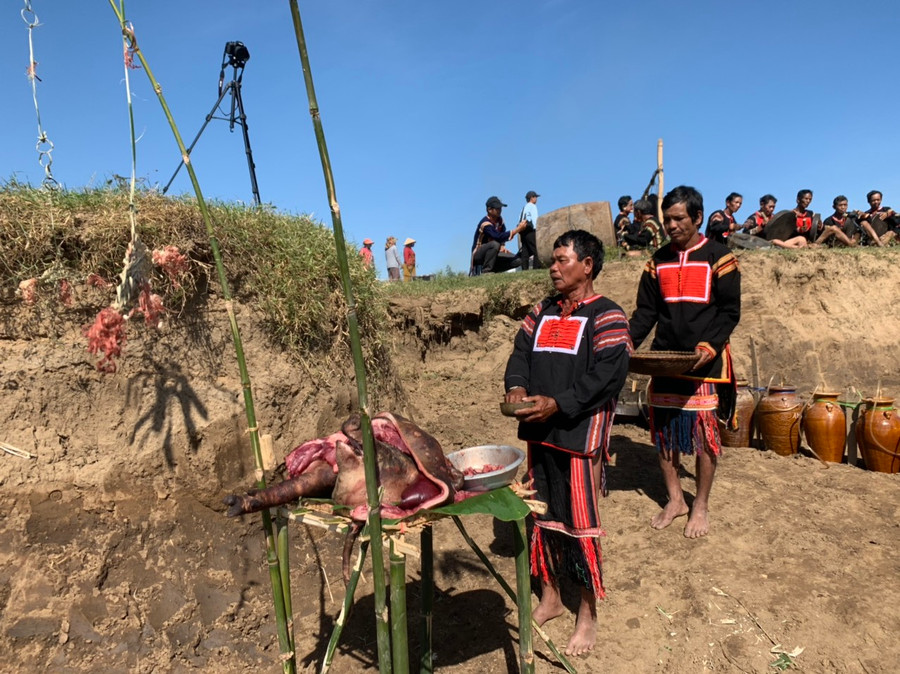 Thầy cúng Kpă Thơi cùng phụ tá thực hiện nghi lễ cúng bến nước. Ảnh: Vũ Chi