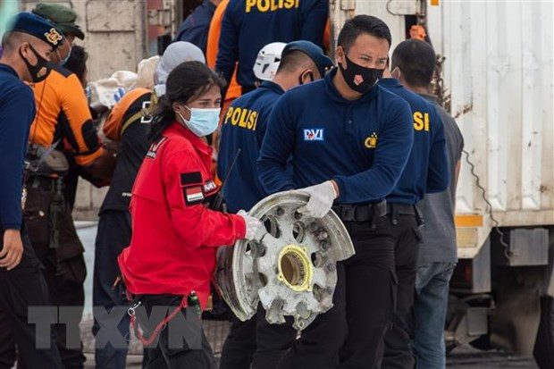  Lực lượng chức năng Indonesia chuyển những mảnh vỡ tìm thấy trong vụ máy bay của Hãng hàng không Sriwijaya Air bị rơi ngoài khơi Jakarta. (Ảnh: THX/TTXVN)