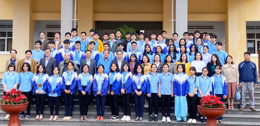  Đội tuyển học sinh của tỉnh Gia Lai tham dự Kỳ thi chọn học sinh giỏi Quốc gia THPT năm học 2020-2021 chụp ảnh lưu niệm trước khi bước vào kỳ thi. Ảnh: Hồng Thi