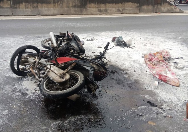  Hai xe máy bốc cháy sau va chạm - ẢNH: NAM THỊNH