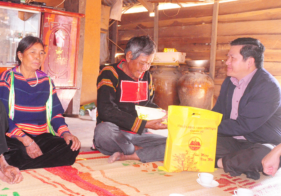 Phó Chủ tịch Thường trực HĐND tỉnh Trương Văn Đạt thăm, tặng quà gia đình bà Siu H'Put (xã Ia Yeng, huyện Phú Thiện). Ảnh: Hoành Sơn Phó Chủ tịch Thường trực HĐND tỉnh thăm, tặng quà gia đình bà Siu H'Put (xã Ia Yeng, huyện Phú Thiện). Ảnh: Hoành Sơn