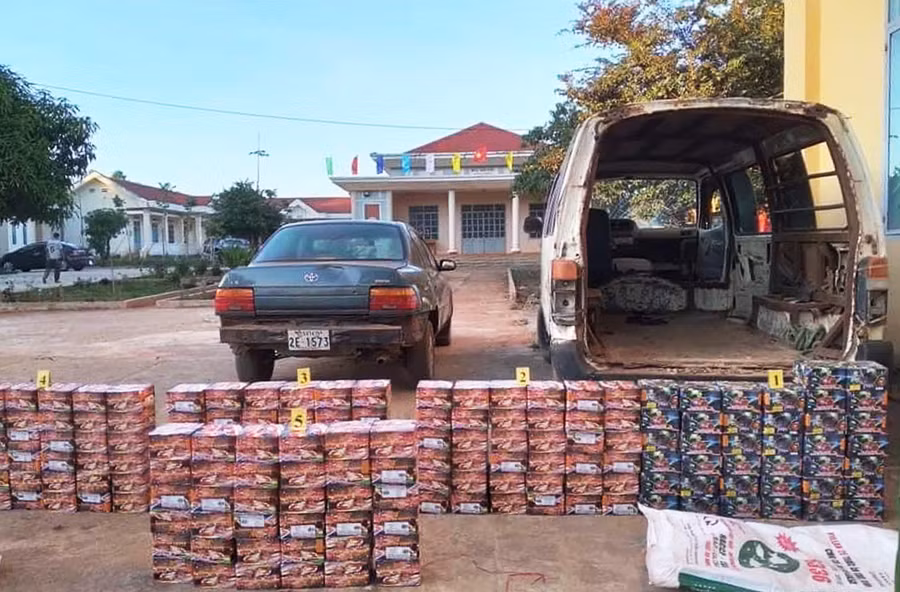  Các đối tượng tháo chạy đã bỏ lại hơn 3 tạ pháo. Ảnh: Văn Ngọc