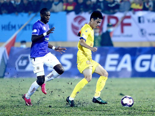 Sân Thiên Trường bị tưới nước quá tay ? ẢNH: MINH TÚ